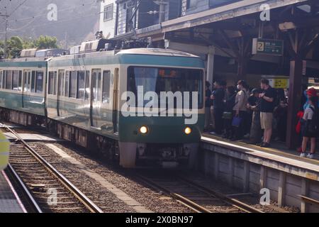 Treno Enoden alla stazione di Hase, Kamakura, prefettura di Kanagawa, Giappone Foto Stock