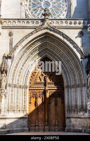 L'ingresso principale ad arco della Basilica Cattedrale di San Giacomo, un tempio costruito tra il XIV e il XV secolo. Bilbao, Paesi Baschi, Spagna. Foto Stock