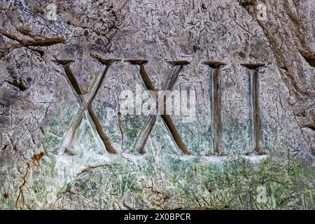 XXII numeri romani scolpiti nelle pareti del tunnel nella grotta Hellfire nel West Wycombe, Buckinghamshire. Foto Stock