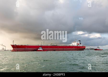 ROTTERDAM, PAESI BASSI - 2 NOVEMBRE 2016: La petroliera Maritina arriva a Maasvlakte, porto di Rotterdam, nei Paesi Bassi, scortata da rimorchiatori. Foto Stock