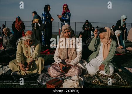 New York, Stati Uniti. 10 aprile 2024. Migliaia di fedeli musulmani si riuniscono per una preghiera di Eid al-Fitr a Bay Ridge, Brooklyn. I leader comunitari hanno incoraggiato i membri della comunità a tenere conto della guerra e della fame nelle regioni a maggioranza musulmana di Gaza, Yemen e Sudan, e ad attenuare le celebrazioni normalmente sontuose che segnano la fine del digiuno del Ramadan. (Foto di Olga Fedorova/SOPA Images/Sipa USA) credito: SIPA USA/Alamy Live News Foto Stock