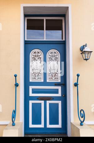 Splendida entrata storica nella città vecchia di Stade, porta blu e corrimano Foto Stock