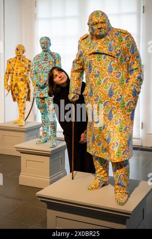 Londra, Regno Unito. 11 aprile 2024. Un membro dello staff con «Decolonized Structures», 2022-2023, in anteprima di «Suspended States», una mostra di nuove opere dell’artista nigeriana britannica Yinka Shonibare. La mostra esplora le eredità del colonialismo, della migrazione e dei conflitti e si svolge dal 12 aprile al 1° settembre 2024 a Serpentine South. Crediti: Stephen Chung / Alamy Live News Foto Stock