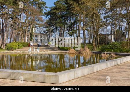 Timmendorfer Strand, Germania – 13 marzo 2024: Storica Kursaal e fontana del cavallo di mare del 1982 dell'artista Karlheinz Goedtke Foto Stock