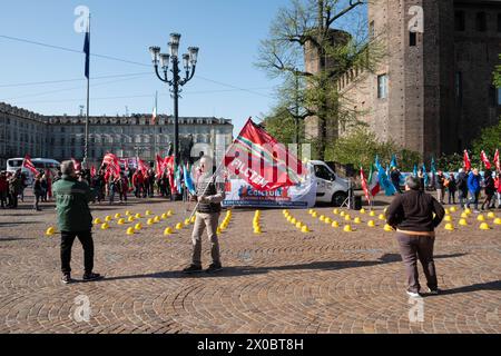 Torino, Italia. 11 aprile 2024. Alcuni momenti dello sciopero nazionale di Cgil e Uil per i settori privati presso prefettura di Torino, Italia - Cronaca - 11 aprile 2024 - (foto Giacomo Longo/LaPresse) momenti dello sciopero nazionale Cgil e Uil per il settore privato nella prefettura di Torino, Italia - News - 11 aprile, 2024 - (foto Giacomo Longo/LaPresse) credito: LaPresse/Alamy Live News Foto Stock