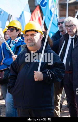 Torino, Italia. 11 aprile 2024. Alcuni momenti dello sciopero nazionale di Cgil e Uil per i settori privati presso prefettura di Torino, Italia - Cronaca - 11 aprile 2024 - (foto Giacomo Longo/LaPresse) momenti dello sciopero nazionale Cgil e Uil per il settore privato nella prefettura di Torino, Italia - News - 11 aprile, 2024 - (foto Giacomo Longo/LaPresse) credito: LaPresse/Alamy Live News Foto Stock