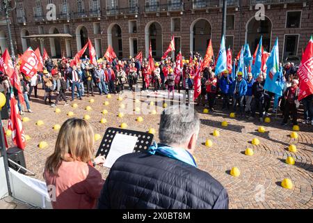 Torino, Italia. 11 aprile 2024. Alcuni momenti dello sciopero nazionale di Cgil e Uil per i settori privati presso prefettura di Torino, Italia - Cronaca - 11 aprile 2024 - (foto Giacomo Longo/LaPresse) momenti dello sciopero nazionale Cgil e Uil per il settore privato nella prefettura di Torino, Italia - News - 11 aprile, 2024 - (foto Giacomo Longo/LaPresse) credito: LaPresse/Alamy Live News Foto Stock