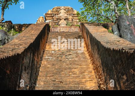 Po Nagar Cham Towers a Nha Trang, Vietnam. Thap Ba po Nagar è una torre del tempio Cham nella città di Nha Trang. Complesso architettonico po Nagar Cham torri. Tra Foto Stock