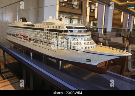 Dubrovnik, Croazia. 10 aprile 2024: Prima tappa della stagione per la nave da crociera Viking Star nel famoso porto croato. Questa splendida nave a misura d'uomo è la prima nave della classe omonima delle navi passeggeri Viking Ocean Cruises. Viking Holdings ha presentato un modulo F-1 alla Securities and Exchange Commission (SEC) prima della sua offerta pubblica iniziale (IPO). La linea di crociera prevede di debuttare alla Borsa di New York con il ticker "VIK", mentre la costruzione delle 6 navi successive viene accelerata e sono disponibili altre 4 navi. Crediti: Kevin Izorce/Alamy Live News Foto Stock