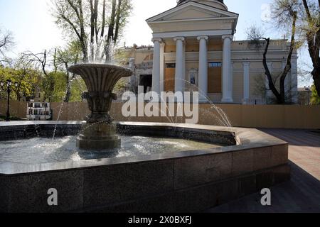 Odessa, Ucraina. 10 aprile 2024. Veduta di una fontana funzionante sullo sfondo della Cattedrale della Trasfigurazione parzialmente distrutta in Piazza Duomo 80 anni dalla liberazione di Odessa dagli invasori fascisti.il 10 aprile 1944, durante l'operazione Odessa, effettuata dal 26 marzo al 14 aprile 1944, le truppe del 3° fronte ucraino liberarono Odessa dalle truppe tedesche. Credito: SOPA Images Limited/Alamy Live News Foto Stock