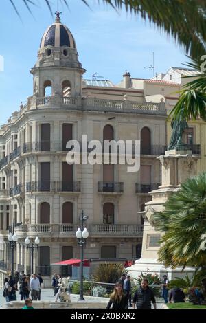 Tarragona, Spagna - 11 aprile 2024: Passeggiando per le antiche strade di Tarragona, questa immagine cattura l'essenza del suo ricco patrimonio romano e. Foto Stock