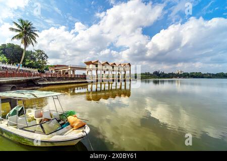 Piccolo diga nel fiume Wanquan, Isola di Hainan in Cina. Foto Stock