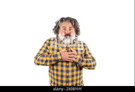Uomo che tiene il respiro con le mani sul petto su sfondo bianco Foto Stock