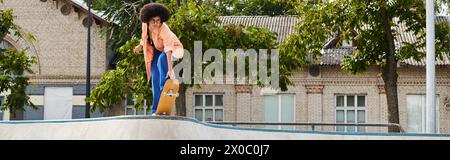 Un giovane guida energicamente uno skateboard su una rampa in uno skate Park, mostrando le sue abilità e determinazione. Foto Stock