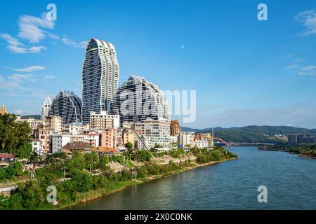 Fiume Lancang ed edifici su entrambi i lati, paesaggio urbano di Xishuangbanna, Yunnan, Cina. Foto Stock