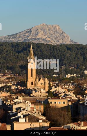 Veduta aerea e luminosa pomeridiana sulla città vecchia di Aix-en-Provence, Eglise Saint-Jean-de-Malte e la montagna Saint-Victoire Provenza Francia Foto Stock
