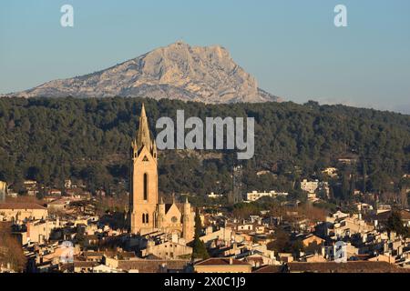 Veduta aerea e luminosa pomeridiana sulla città vecchia di Aix-en-Provence, Eglise Saint-Jean-de-Malte e la montagna Saint-Victoire Provenza Francia Foto Stock