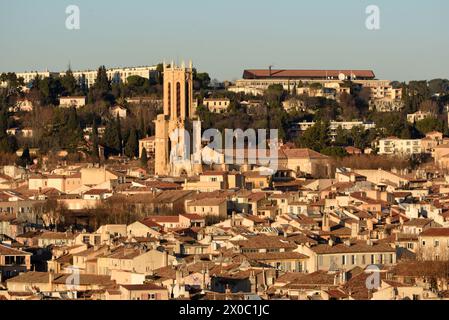 Vista aerea sulla città vecchia o sul quartiere storico di Aix-en-Provence con la cattedrale di Aix e i tetti piastrellati Provence France Foto Stock