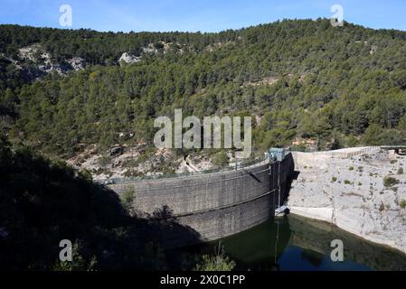 Zola Dam o Barrage Zola, di Francois Zola, che sorge sul fiume la cause sul Mont o Montagne Sainte-Victoire Moutain le Tholonet Aix-en-Provence Foto Stock