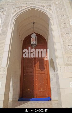 Grande Moschea del Sultano Qaboos porta ornata in legno e Lanterna araba in metallo Muscat Oman Foto Stock