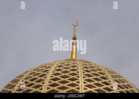 Gran Moschea del Sultano Qaboos, Duomo principale esterno con Luna Mezzaluna in cima a Mascate Oman Foto Stock