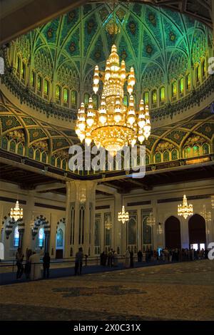 Gli interni della grande Moschea del Sultano Qaboos mostrano il Candeliere che era il più grande del mondo con cristalli Swarovski e 24 Carat fine Gold Pla Foto Stock