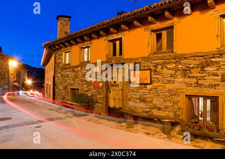 Casa rurale, vista notturna. La Hiruela, provincia di Madrid, Spagna. Foto Stock