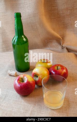 Ancora in vita: bicchiere di sidro di mele e la bottiglia. Asturias, Spagna. Foto Stock