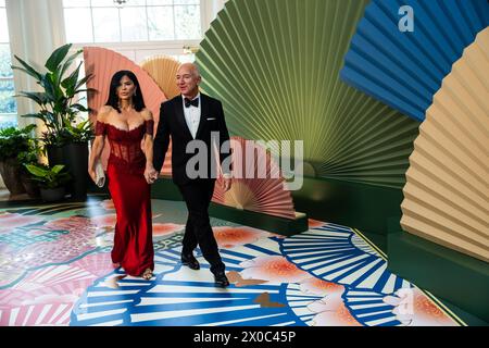 Jeff Bezos e la signora Lauren Sánchez arrivano per la cena di Stato ospitata dal presidente degli Stati Uniti Joe Biden e dalla first lady Dr. Jill Biden in onore del primo ministro Kishida Fumio e della signora Yuko Kishida del Giappone nella zona dei librai della Casa Bianca a Washington DC mercoledì, 10 aprile 2024.credito: Tierney L. Cross/CNP /MediaPunch Foto Stock