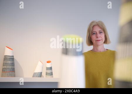 Edimburgo Scozia, Regno Unito 11 aprile 2024. Chroma di Lara Scobie, ceramista di Edimburgo, alla Scottish Gallery dal 1 aprile al 1 giugno. credito sst/alamy notizie in diretta Foto Stock