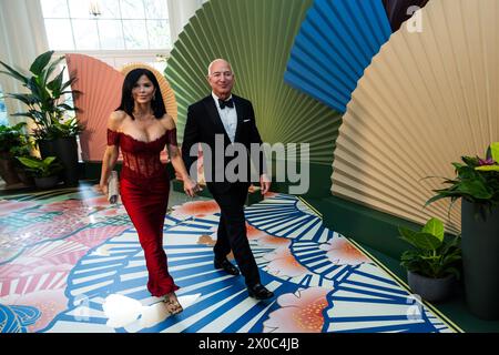 Jeff Bezos e la signora Lauren Sánchez arrivano per la cena di Stato ospitata dal presidente degli Stati Uniti Joe Biden e dalla first lady Dr. Jill Biden in onore del primo ministro Kishida Fumio e della signora Yuko Kishida del Giappone nella zona dei librai della Casa Bianca a Washington DC mercoledì, 10 aprile 2024.credito: Tierney L. Cross/CNP /MediaPunch Foto Stock