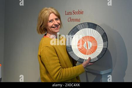 Edimburgo, Scozia, Regno Unito. 11 aprile 2024. La Scottish Gallery in Dundas Street annuncia le loro mostre per la primavera 2024: Mare e paesaggi urbani del pittore James Morrison, sculture di Doug Cocker, ceramiche di Lara Scobie e gioielli della gioielleria Joanne Thompson. Apertura oggi fino al 1° giugno. La ceramista Lara Scobie mostra le sue opere. Crediti: Craig Brown/Alamy Live News Foto Stock