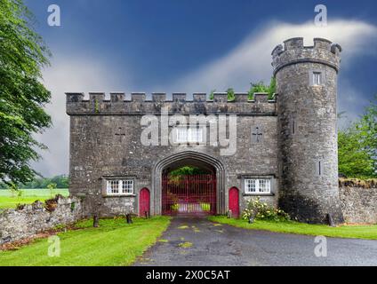 Il XIX secolo, porta gotica Tudor del castello di Tullynally, vicino a Castlepollard nella contea di Westmeath, Irlanda Foto Stock