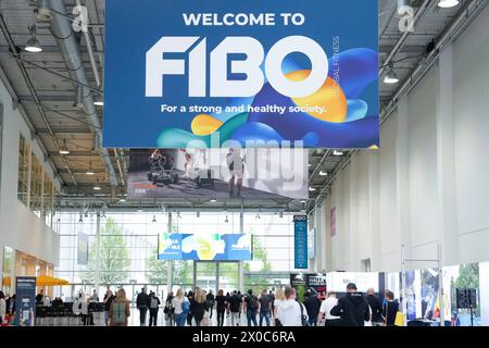 Eroeffnung FIBO 2024 Impressionen von fitnessbegeisterten Besucherinnen und Besucher am Messeeinganz zur Fitnessmesse FIBO 2024, der weltgroessten Messe fuer fitness, Gesundheit und Wellness, 11.04.2024, Koeln Koeln Nordrhein-Westfalen Deutschland *** inaugurazione FIBO 2024 impressioni di fitness-entusiasti visitatori alla fiera del fitness 2024 la più grande fiera del mondo per il fitness, la salute e il benessere, 11 04 2024, Colonia Colonia Nord Renania-Vestfalia Germania Foto Stock