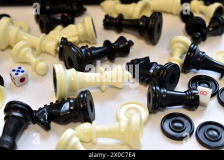 L'immagine mostra un tavolo su cui i pezzi dimenticati degli scacchi sono mescolati. Foto Stock