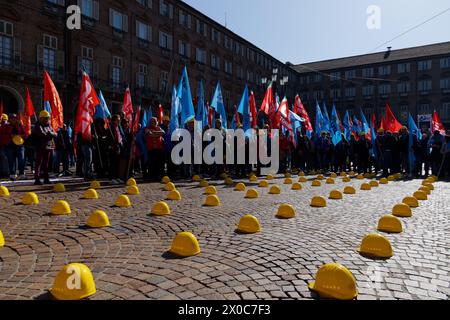 Torino, Italia. 11 aprile 2024. I caschi da lavoro sono mostrati ai sindacati del settore privato CGIL e UIL sciopero contro le numerose morti sul lavoro e l'ingiustizia fiscale. Crediti: M.Bariona/Alamy Live News Foto Stock