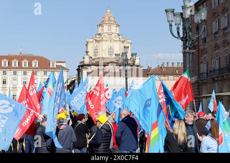 Torino, Italia. 11 aprile 2024. I sindacati del settore privato CGIL e UIL dimostrano contro le numerose morti sul lavoro e l'ingiustizia fiscale. Crediti: M.Bariona/Alamy Live News Foto Stock