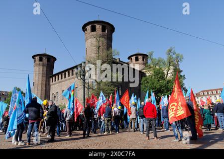 Torino, Italia. 11 aprile 2024. I sindacati del settore privato CGIL e UIL dimostrano contro le numerose morti sul lavoro e l'ingiustizia fiscale. Crediti: M.Bariona/Alamy Live News Foto Stock