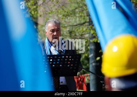 Torino, Italia. 11 aprile 2024. Il Segretario generale piemontese dell'unione UIL Gianni cortese interviene allo sciopero dei sindacati del settore privato CGIL e UIL contro le numerose morti sul lavoro e l'ingiustizia fiscale. Crediti: M.Bariona/Alamy Live News Foto Stock