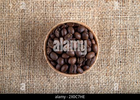 Primo piano dei chicchi di caffè tostati sul grembiule, vista dall'alto Foto Stock