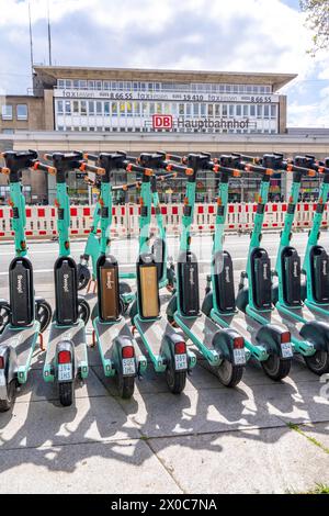 Abstellfläche für e-Scooter am Hauptbahnhof, Anbieter Tier, im e-Scooter Sharing mit der Ruhrbahn, Essen, NRW, Deutschland, RRX Zug *** Parcheggio per e-scooter presso la stazione centrale, provider Tier, in condivisione e-scooter con Ruhrbahn, Essen, NRW, Germania, treno RRX Foto Stock