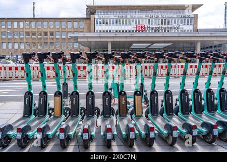 Abstellfläche für e-Scooter am Hauptbahnhof, Anbieter Tier, im e-Scooter Sharing mit der Ruhrbahn, Essen, NRW, Deutschland, RRX Zug *** Parcheggio per e-scooter presso la stazione centrale, provider Tier, in condivisione e-scooter con Ruhrbahn, Essen, NRW, Germania, treno RRX Foto Stock