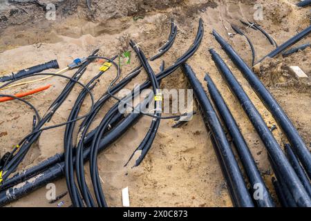 Versorgungsleitungen, unterirdisch verlegt, liegen bei einer Baumaßnahme offen, Bochum, NRW, Deutschland Versorgunsleitungen *** linee di approvvigionamento, interrate, esposte durante un progetto di costruzione, Bochum, NRW, Germania linee di approvvigionamento Foto Stock