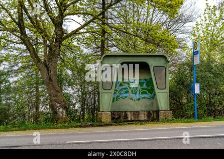 Bushaltestelle Scheideweg, Wartehäuschen an einer Landstraße, B 483, bei Radevormwalde Landwehr, Buslinie 339, NRW, Deutschland Bushaltestelle Land *** fermata dell'autobus Scheideweg, fermata dell'autobus su una strada di campagna, B 483, vicino a Radevormwalde Landwehr, linea 339, NRW, fermata dell'autobus Germania Land Foto Stock