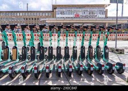 Abstellfläche für e-Scooter am Hauptbahnhof, Anbieter Tier, im e-Scooter Sharing mit der Ruhrbahn, Essen, NRW, Deutschland, RRX Zug *** Parcheggio per e-scooter presso la stazione centrale, provider Tier, in condivisione e-scooter con Ruhrbahn, Essen, NRW, Germania, treno RRX Foto Stock