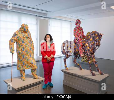 Serpentine South, Londra, Regno Unito. 11 aprile 2024. Yinka Shonibare CBE: La mostra "Stati sospesi" si svolge dal 12 aprile al 1 settembre 2024. “Gli Stati sospesi affrontano la sospensione dei confini, sia psicologici, fisici o geografici - tutti i confini della nazione sono in uno stato di suspense. Questa è una mostra in cui l’iconografia occidentale viene reimmaginata e interrogata, in un momento della storia in cui il nazionalismo, il protezionismo e l’ostilità verso gli stranieri sono in aumento”. - Yinka Shonibare CBE. Immagine: Curatrice della mostra Tamsin Hong con strutture decolonizzate (Churchill) e (Roberts). C Foto Stock