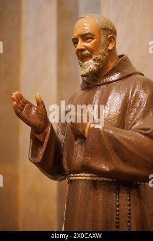 Statua all'interno della chiesa di Notre-Dame-du-Puy, Grasse, Alpes-Maritimes, Provence-Alpes-Côte d'Azur, Francia Foto Stock