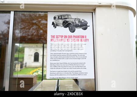 Il furgone Phantom 11 Rolls-Royce Ice Cream è stato parcheggiato oggi presso i Giardini Italiani, catturando l'occhio della gente del posto e dei visitatori, la limousine pre-guerra personalizzata e convertita in veicolo per matrimoni è diventata il massimo del gelato. Il Phantom 11 è di proprietà di Stuart Whitby che ha fondato Whitby Morrison Ice Cream Vans .. Foto Stock