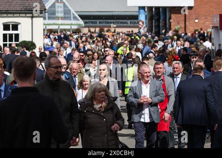 Racegoers durante il Randox Grand National 2024 Opening Day presso l'Aintree Racecourse, Liverpool, Regno Unito, 11 aprile 2024 (foto di Mark Cosgrove/News Images) Foto Stock