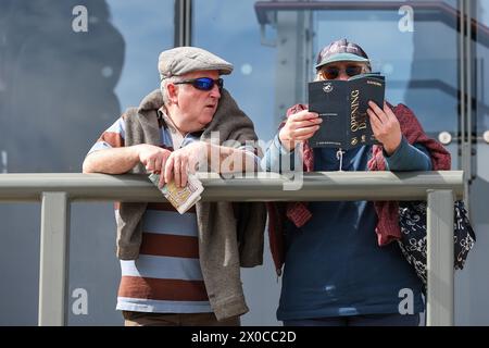 Racegoers durante il Randox Grand National 2024 Opening Day presso l'Aintree Racecourse, Liverpool, Regno Unito, 11 aprile 2024 (foto di Mark Cosgrove/News Images) Foto Stock